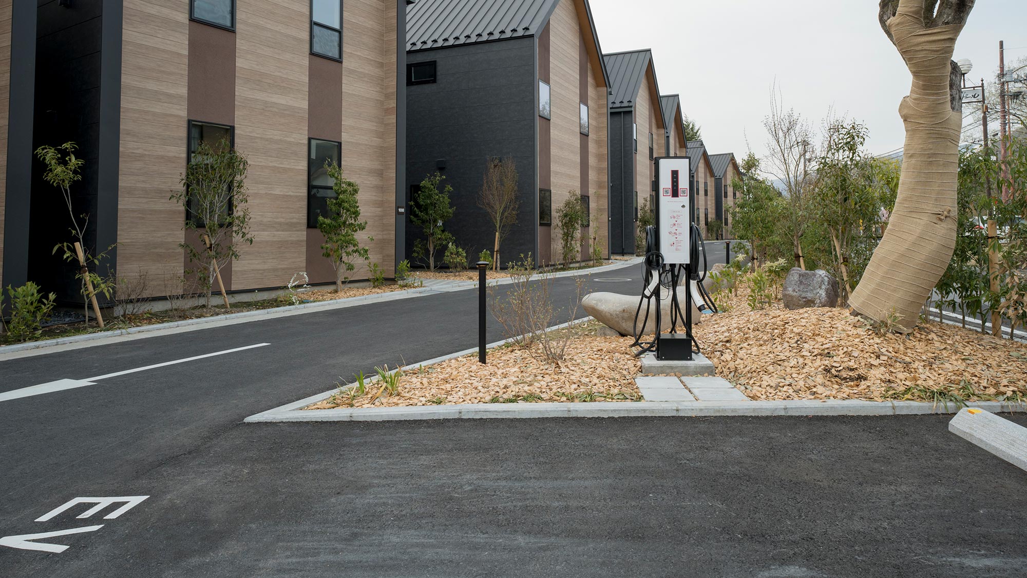 【駐車場】EV車対応の駐車スペースもご用意しております（充電は有料です）