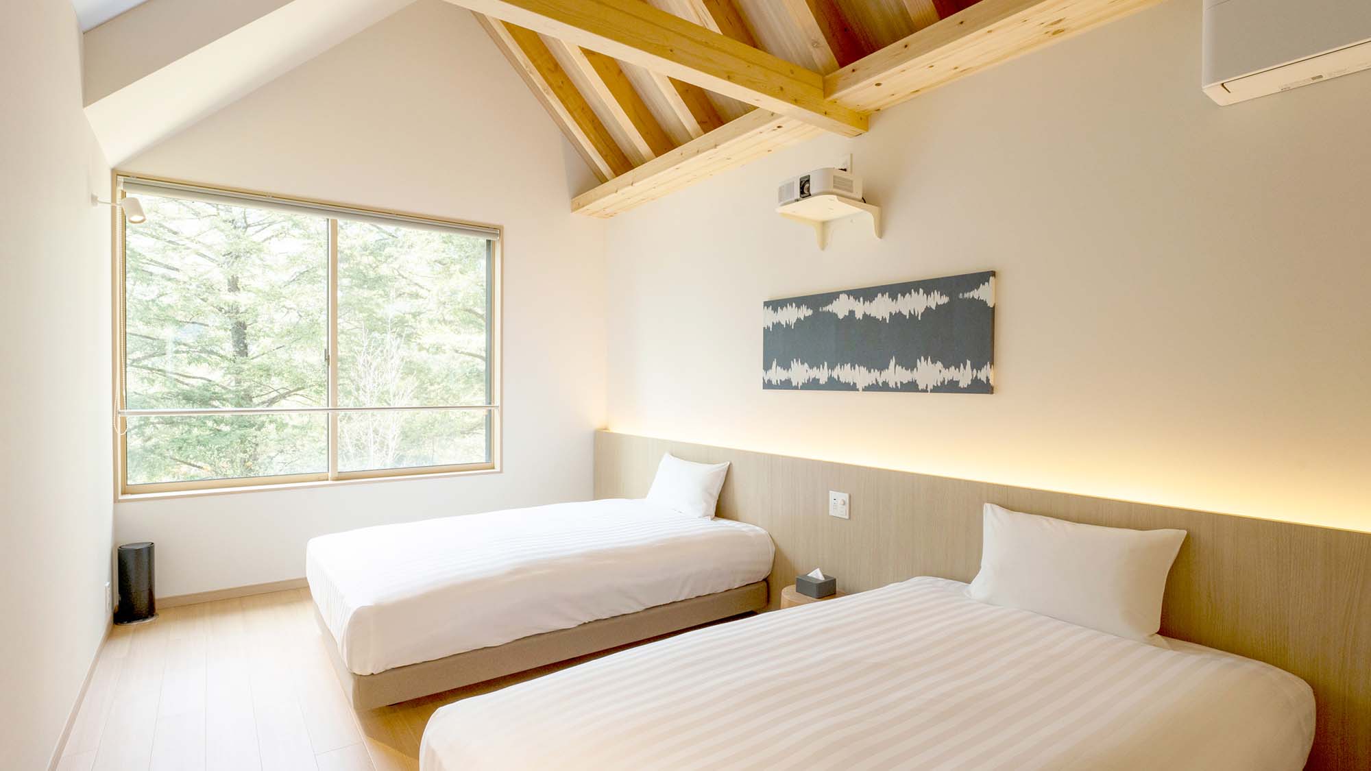 【Bタイプ：寝室】ダブルベッド2台の広々したベッドルーム。窓から四季折々の美景も。