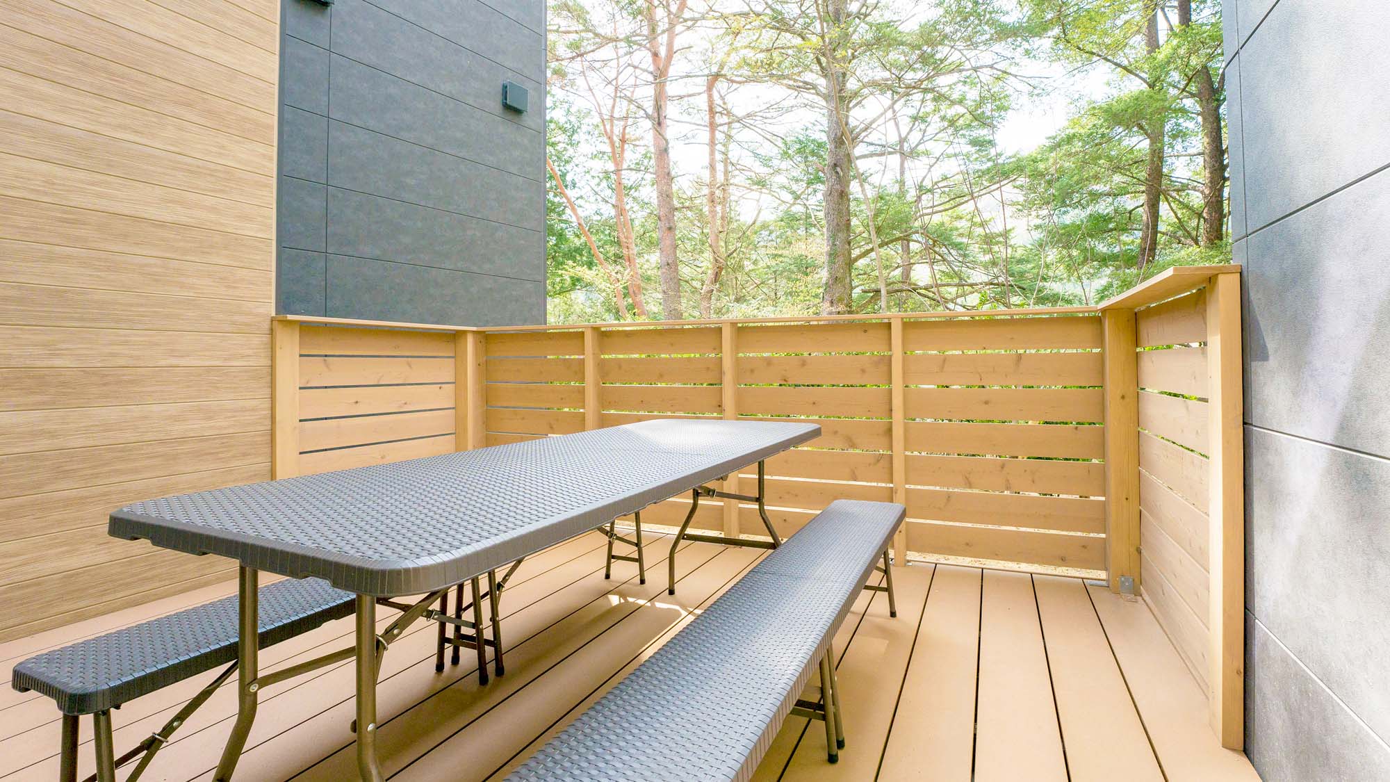 【テラス】自然を間近に感じながら、川のせせらぎをBGMにお過ごしください。