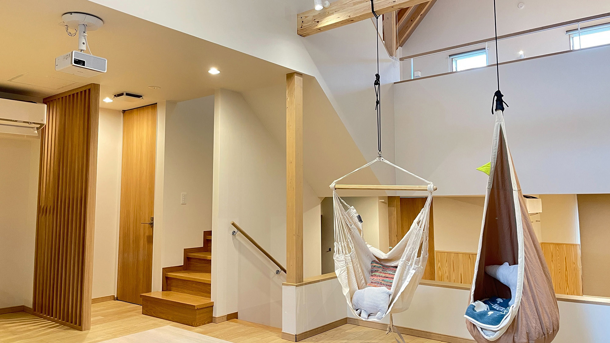 【D1タイプ：リビングダイニング】明るく広々とした空間。グループでのご利用に最適です。