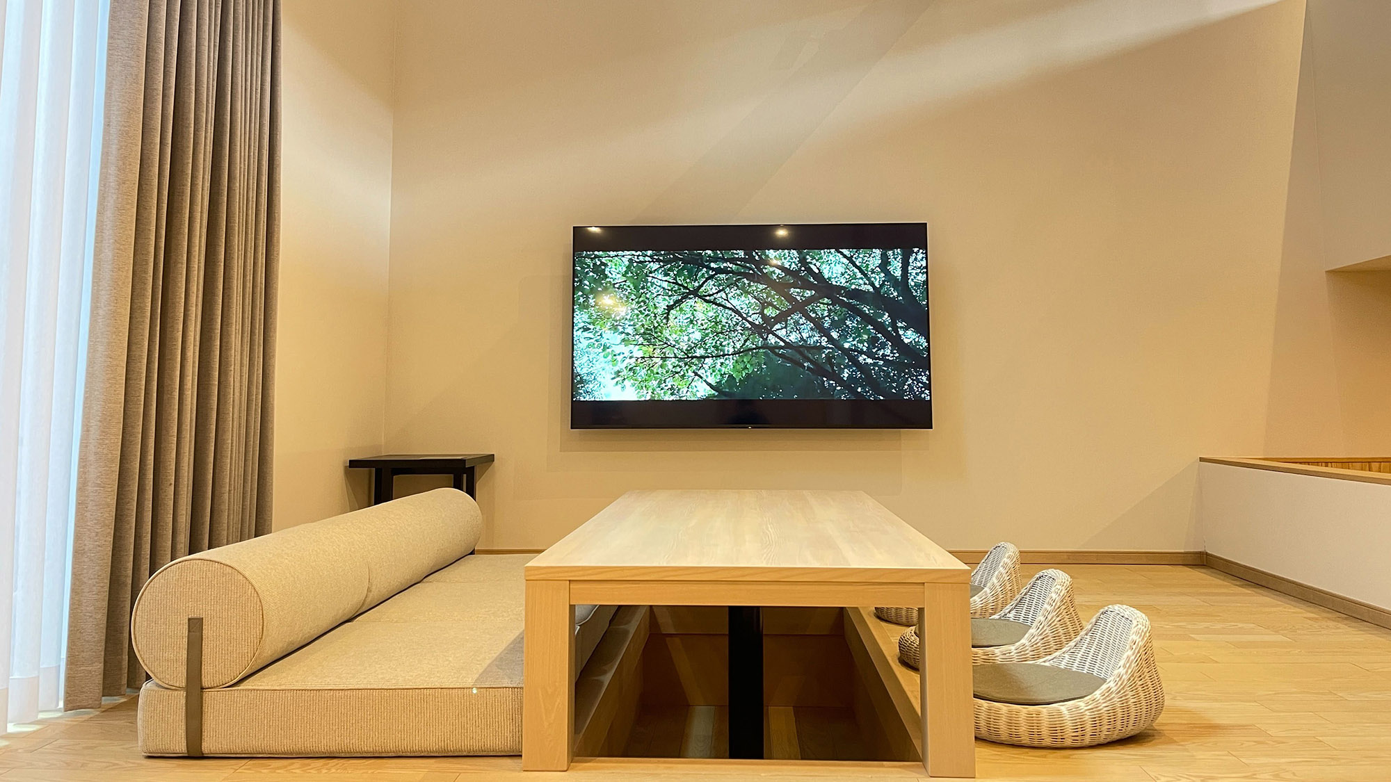 【D2タイプ：リビングダイニング】解放感のあるリビング、掘りごたつでお寛ぎください