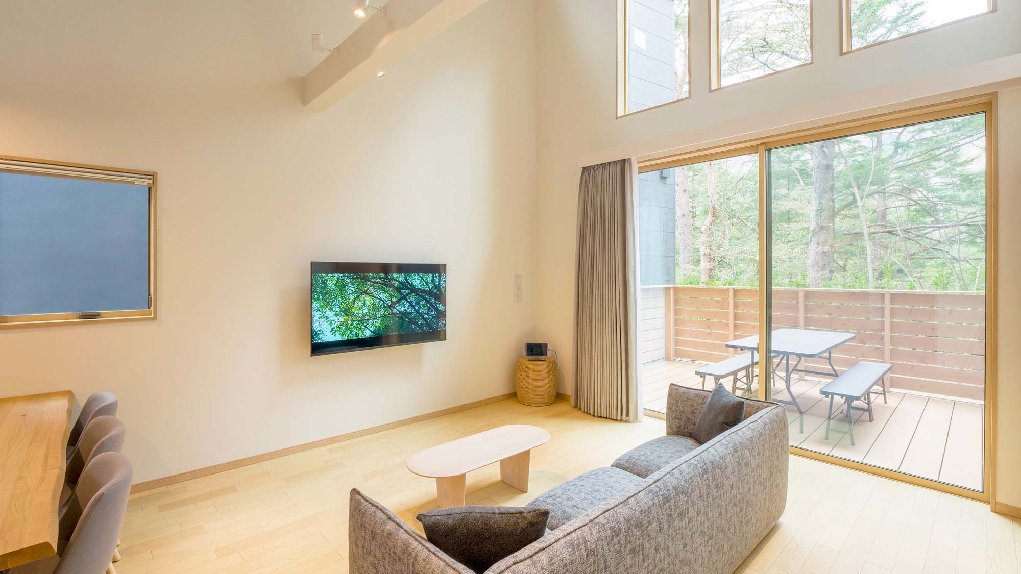 【Eタイプ：リビングダイニング】大きな窓から臨む豊かな自然を感じながらお寛ぎください。