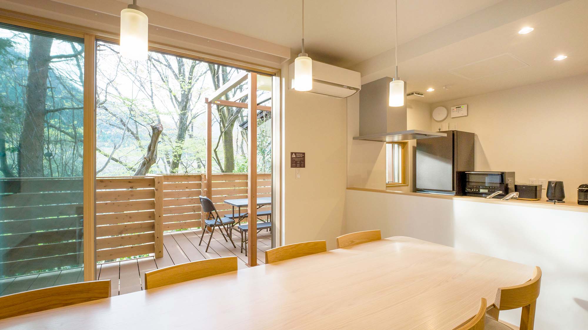 【Cタイプ：ダイニング】テラスとのつながりが開放的な空間。