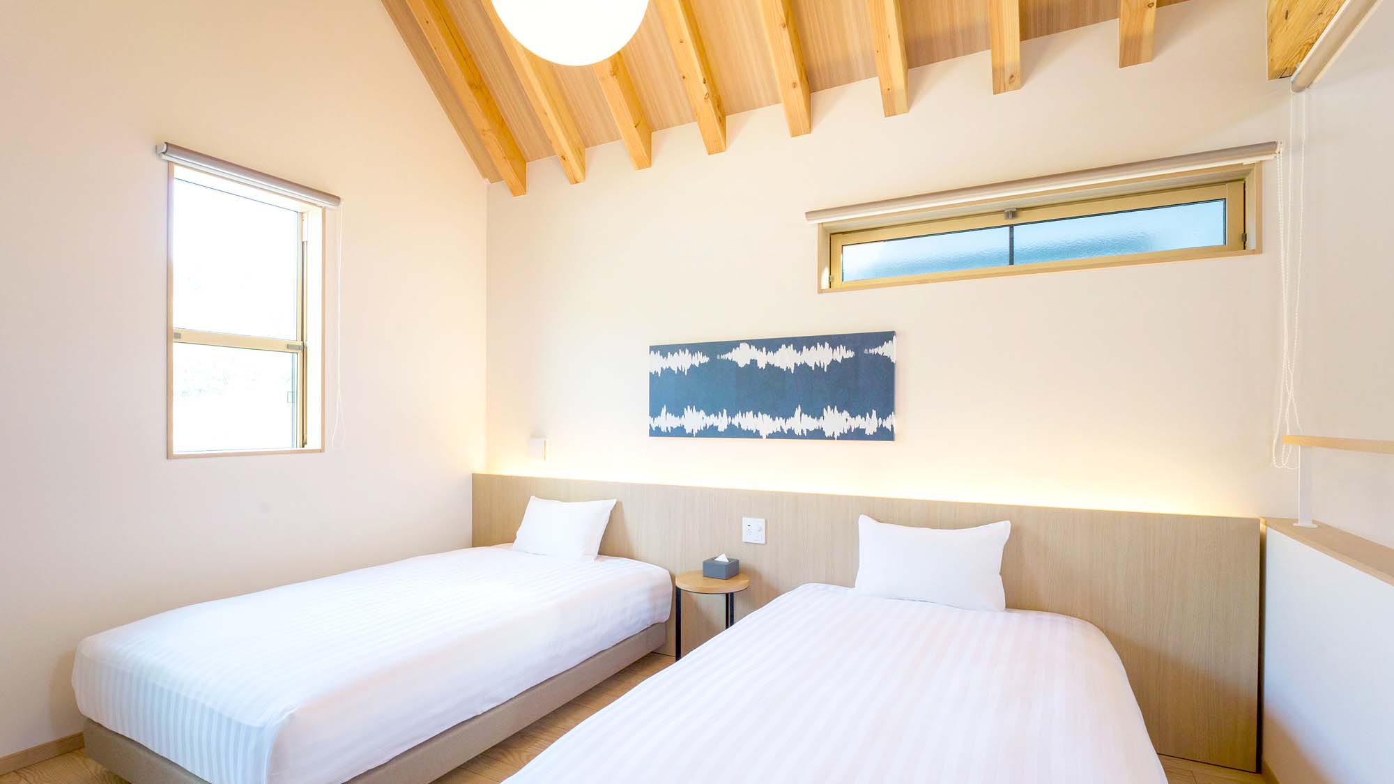 【D2タイプ：寝室】セミダブルベッドを2台完備、温かみのある落ち着いた寝室