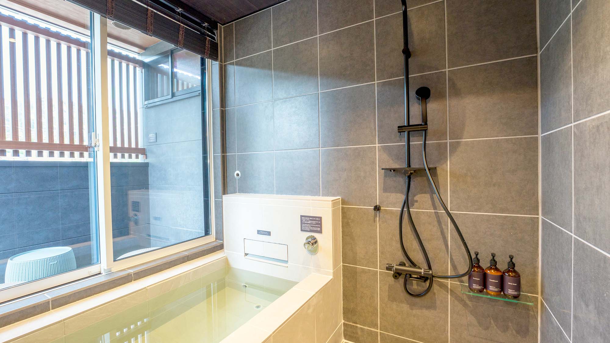 【浴室】体の芯まで温まる天然温泉。外気浴スペースでもお寛ぎください。