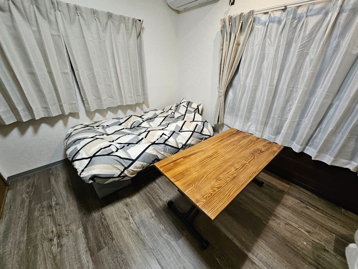 Single sofa bed.②