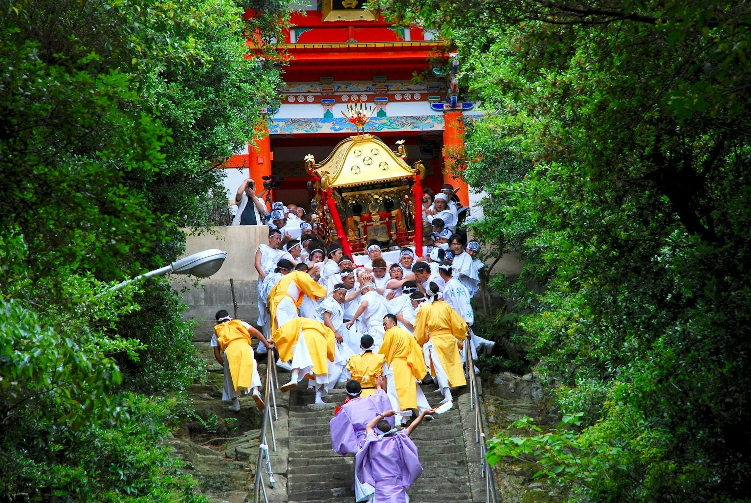 地元の祭り。和歌祭り。神輿は男性しか担げません。