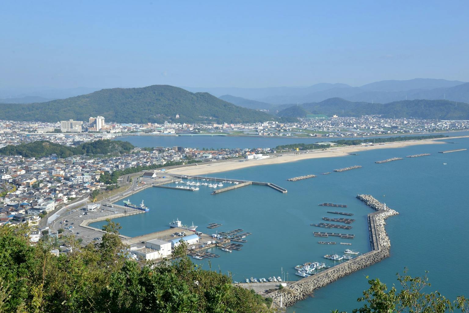 裏山から続くハイキングコースの頂上からの眺め。和歌山市内、四国までぐるり見渡すことができます。