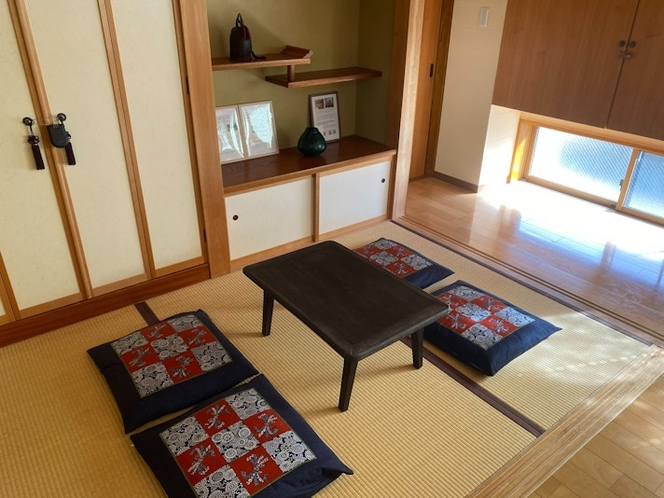 畳コーナーの座卓は江戸時代末期のものです
