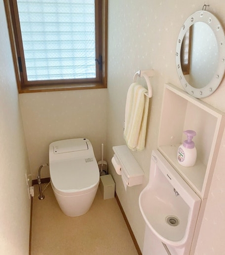 トイレは１階にふたる、２階にひとつあります。いずれも暖房便座（蓋は自動開閉）とシャワー付きです。