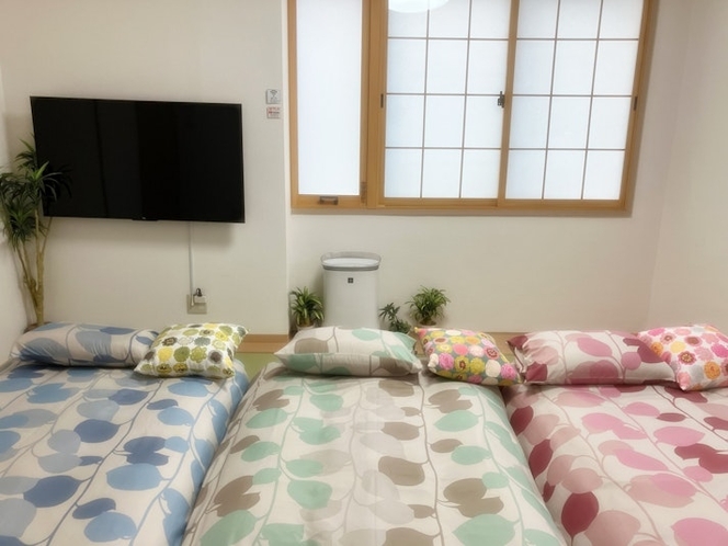 2階の和室のリビングダイニング兼寝室です。 琉球畳を新調させて頂きました。