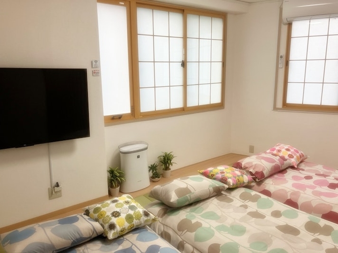 2階の和室のリビングダイニング兼寝室です。 琉球畳を新調させて頂きました。