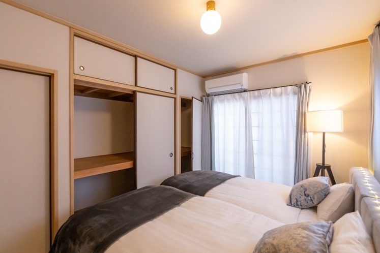 Bedroom 2:   Single Bed x2 Closet  寝室２：...