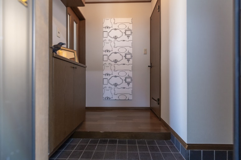 Entrance (inside) 玄関（内側）