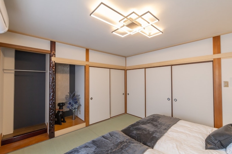 Bedroom 1:  Closet Area 寝室１：押入れ＋クロゼット