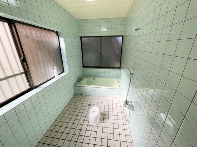 ・【コテージ／バスルーム】浴室はバスタブ付き。いつでも好きな時にリフレッシュできます 画角がそっくり