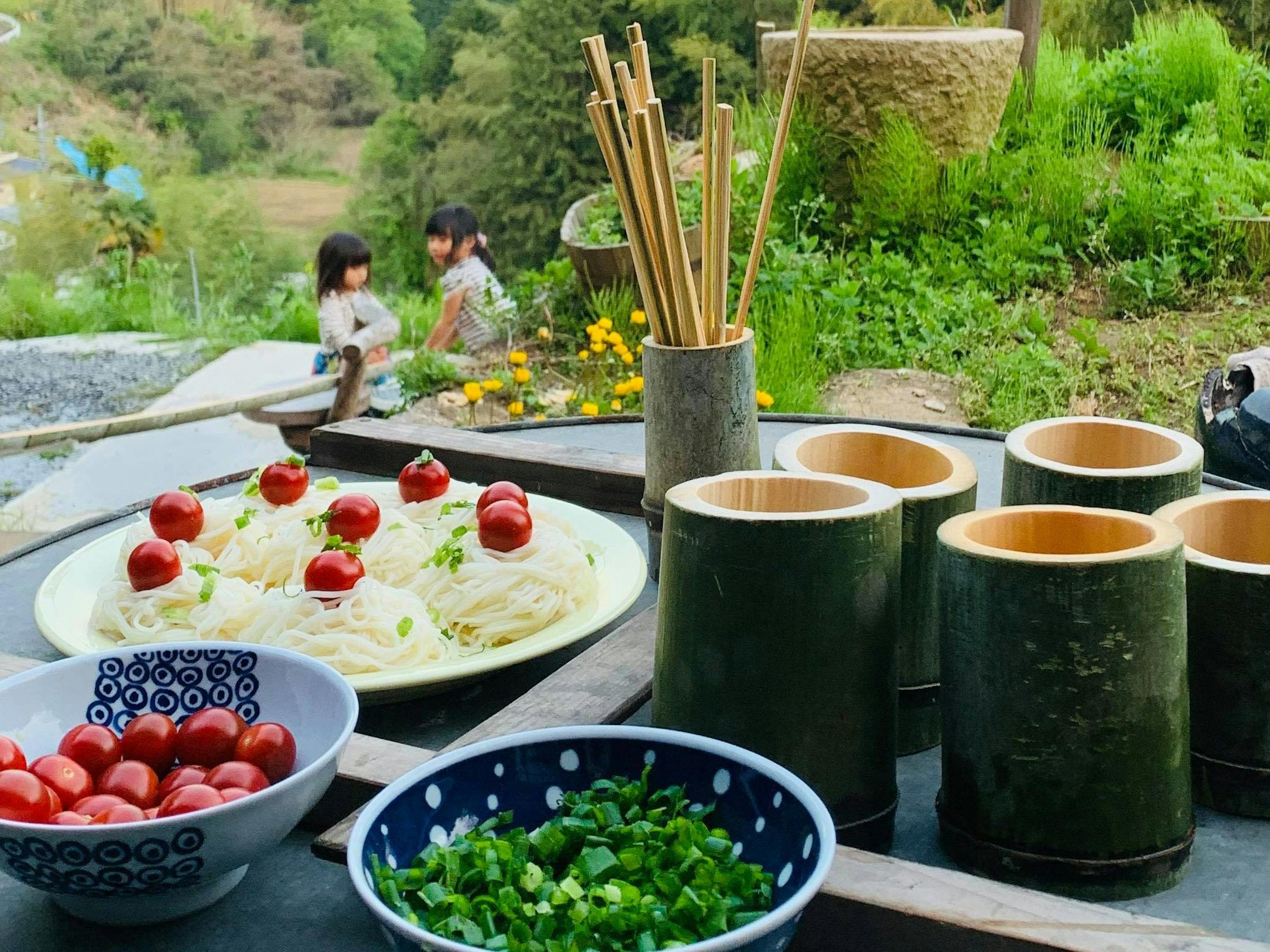 竹を切って食器づくり