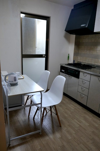 テーブルとIZUMの椅子