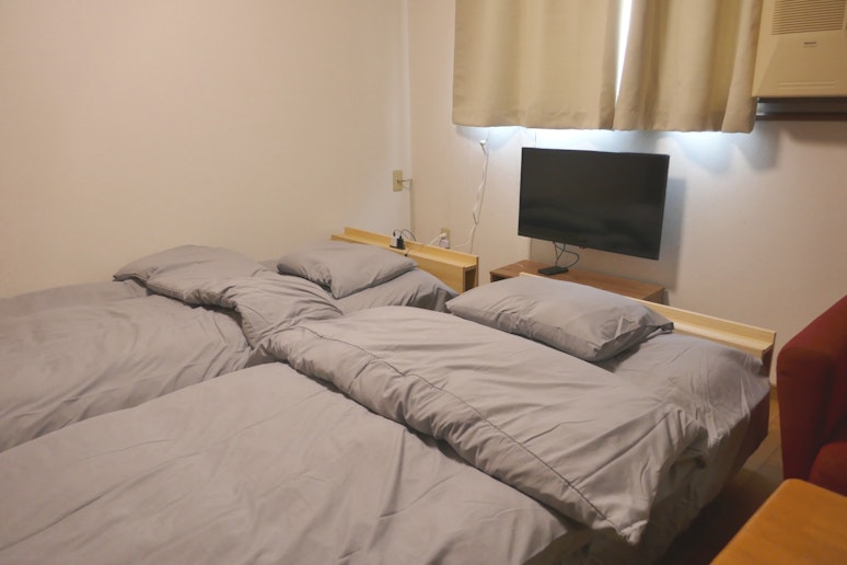 201号室等の寝室と32ｲﾝﾁ液晶TV(録画機能付)