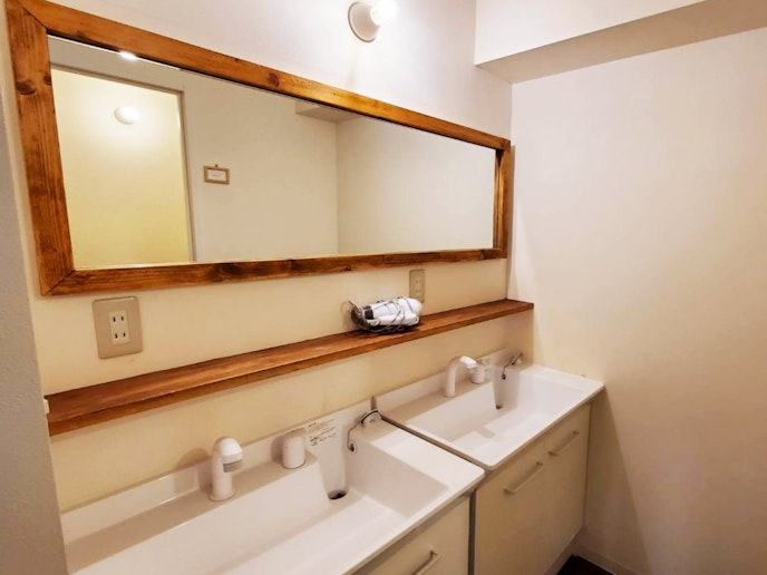 ・【洗面スペース】大きめの鏡を設置。朝の身支度などにご利用ください