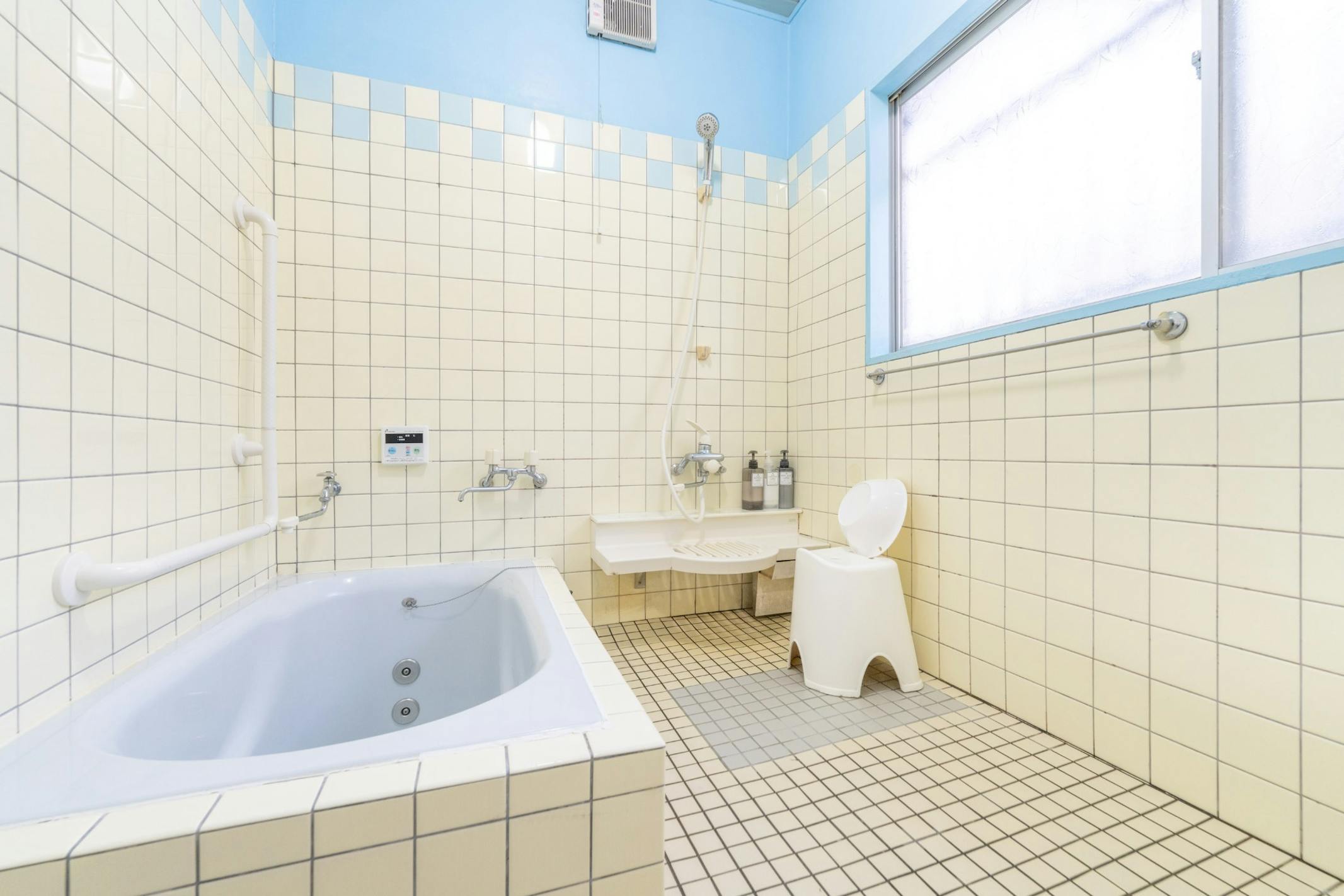 タイル調の広い浴室