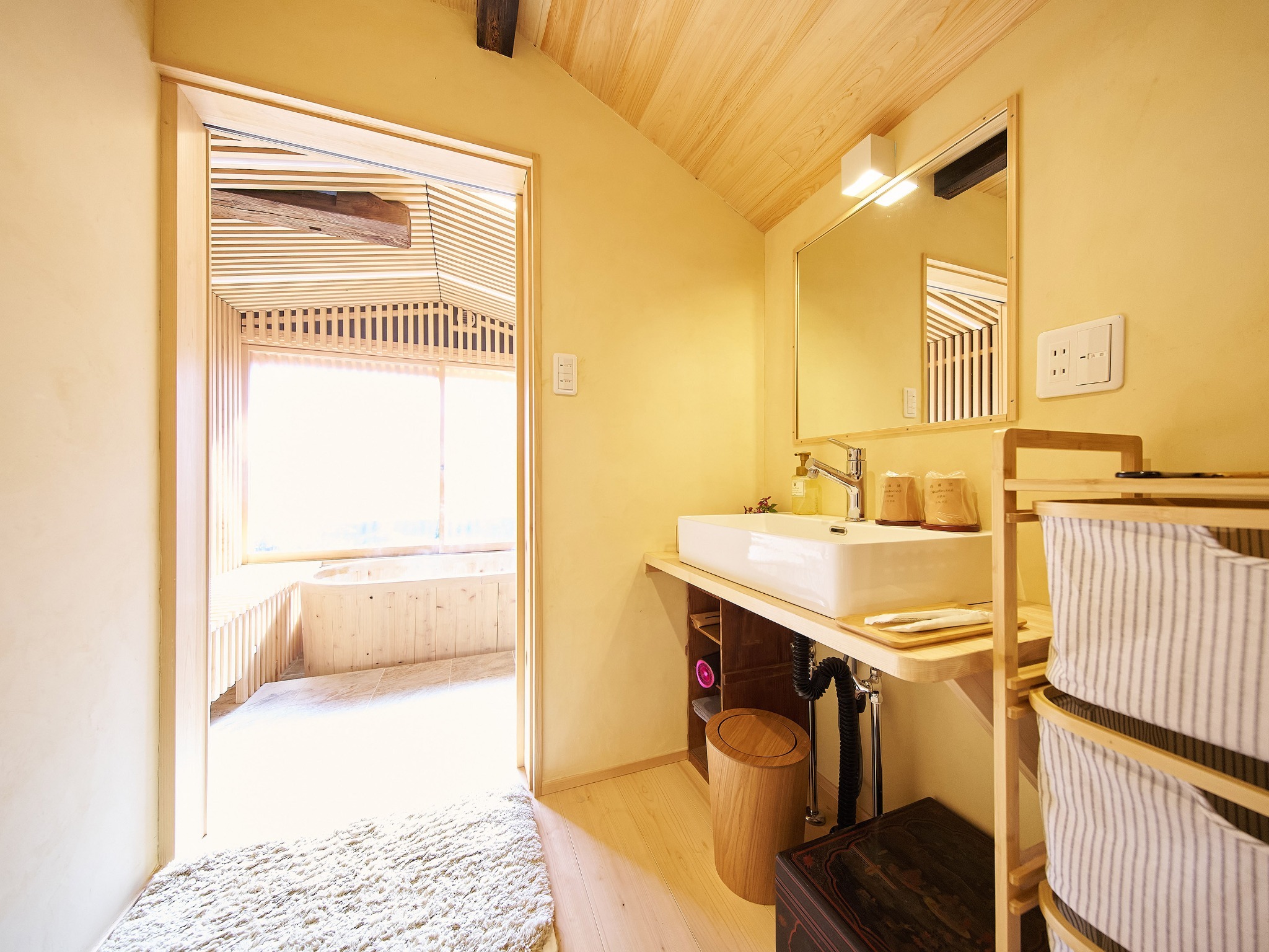 ・【洗面所】大きな鏡のある広々スペース　アメニティもご用意しております