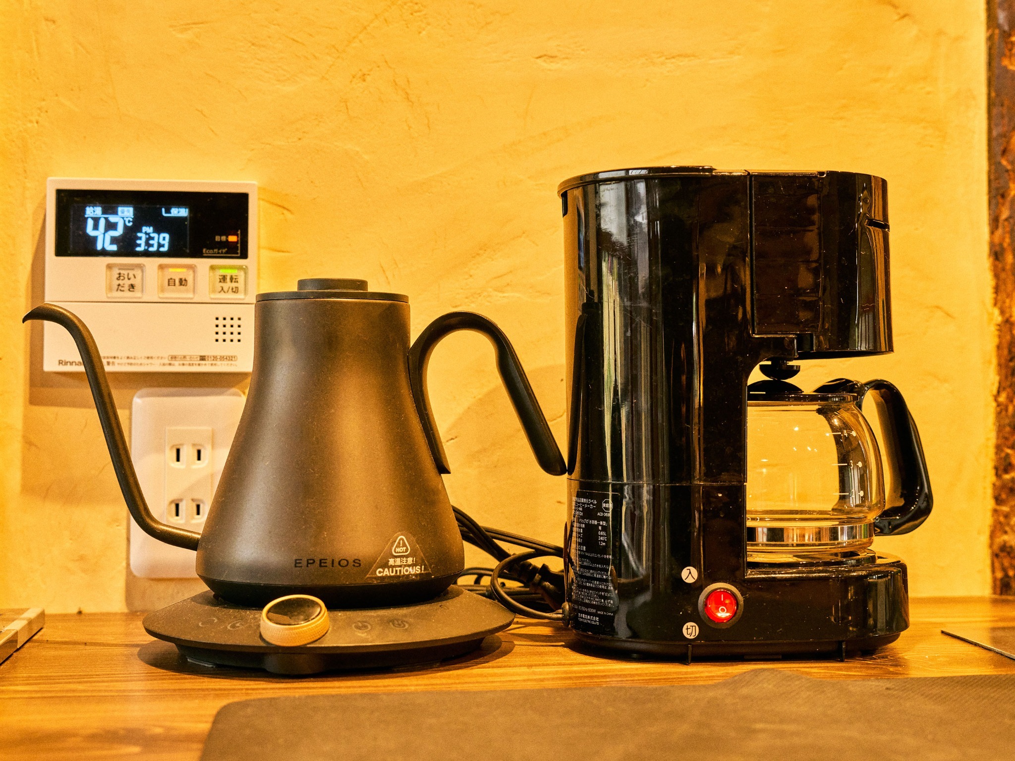 ・【電気ケトル・コーヒーメーカー】温かい飲み物でホッと一息　お茶やコーヒーの粉も取り揃えております