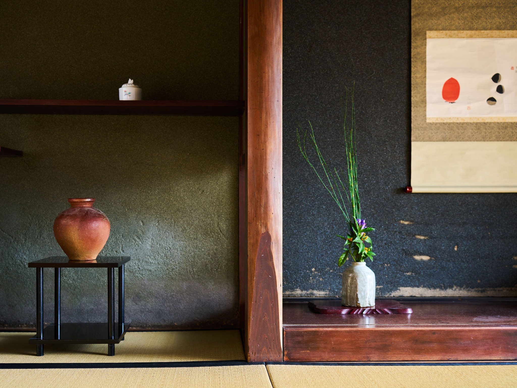 ・【和室】床の間には季節のお花で四季をお部屋の中でもお楽しみいただきます