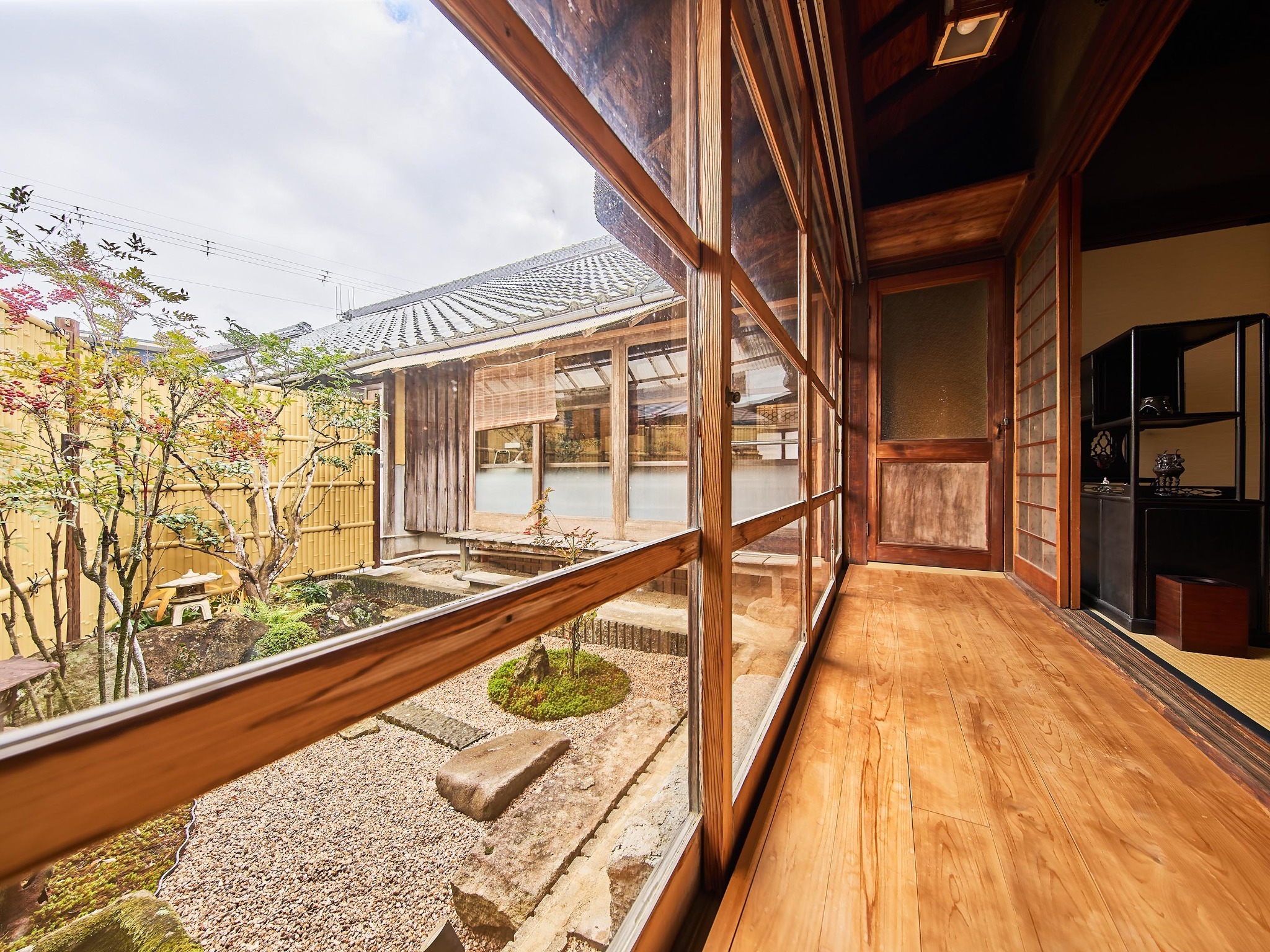 ・【縁側】日本家屋ならではのお庭を見渡せる空間　のんびり日向ぼっこなど憩いの時間をお過ごしください