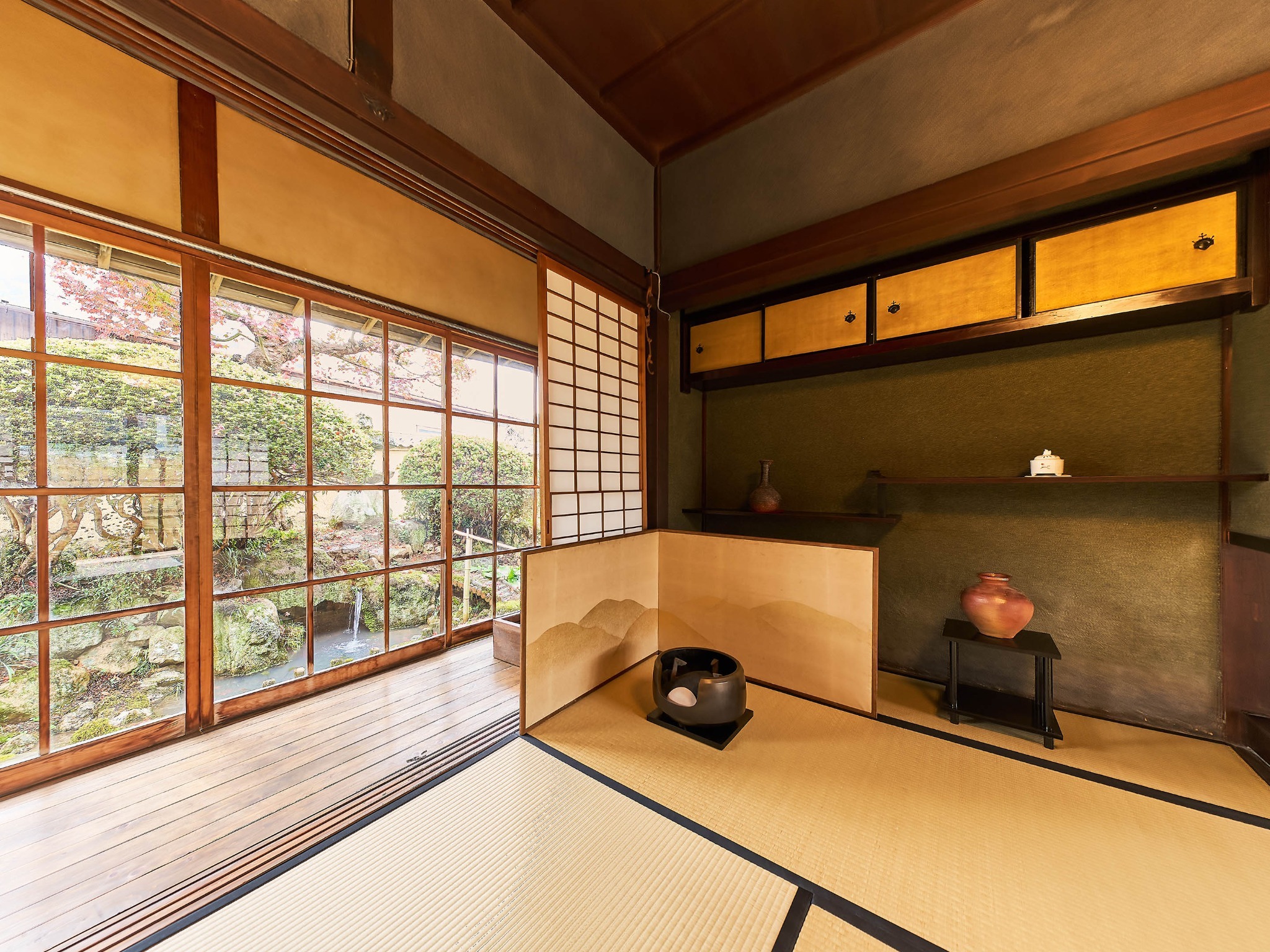 ・【和室】障子を開ければ水の流れを感じられるお庭　明るく過ごしやすいお部屋です