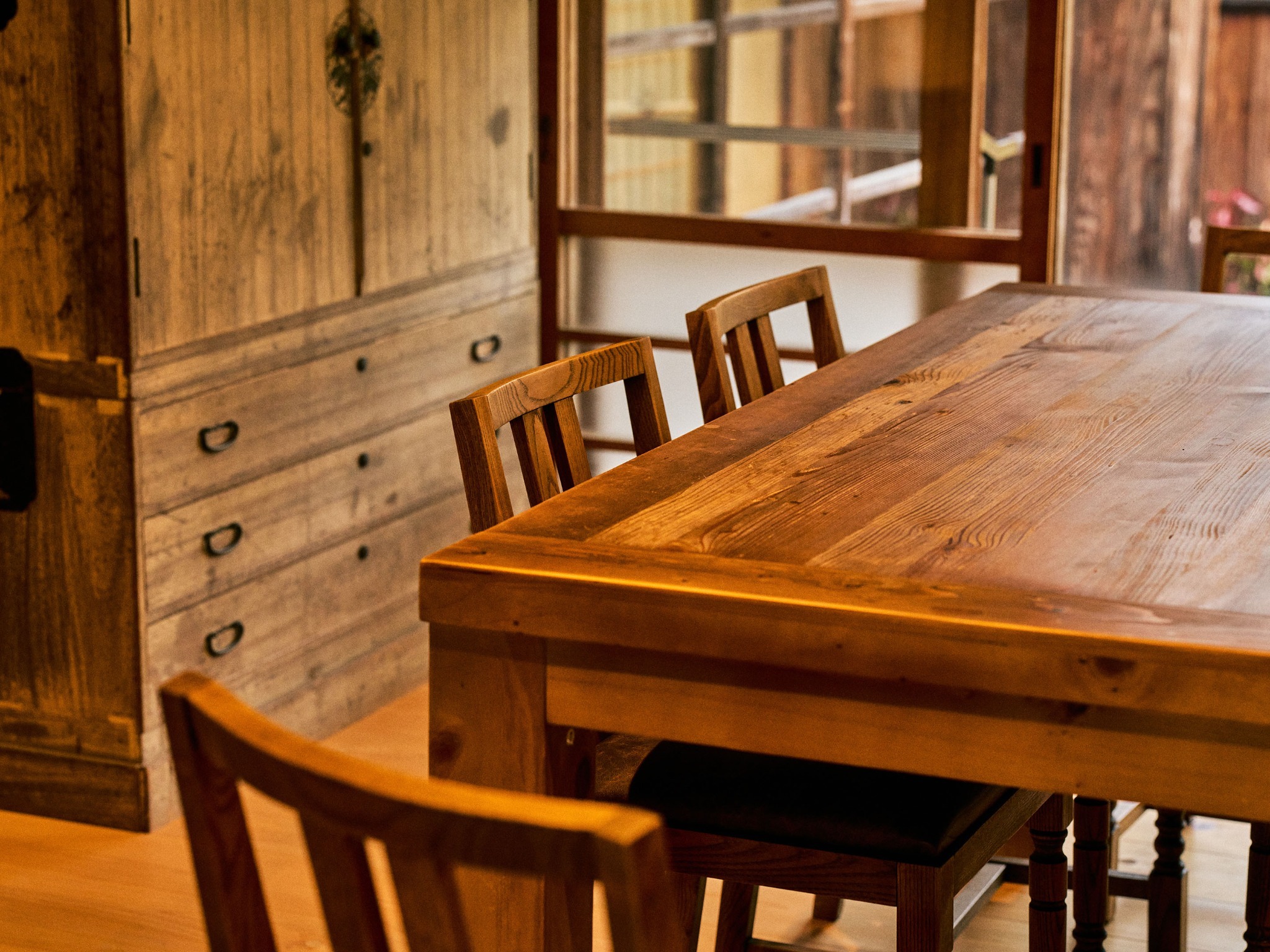 ・【ダイニング】古民家でも日常のように使えるリノベを実施　便利さと非日常を楽しめる空間としております