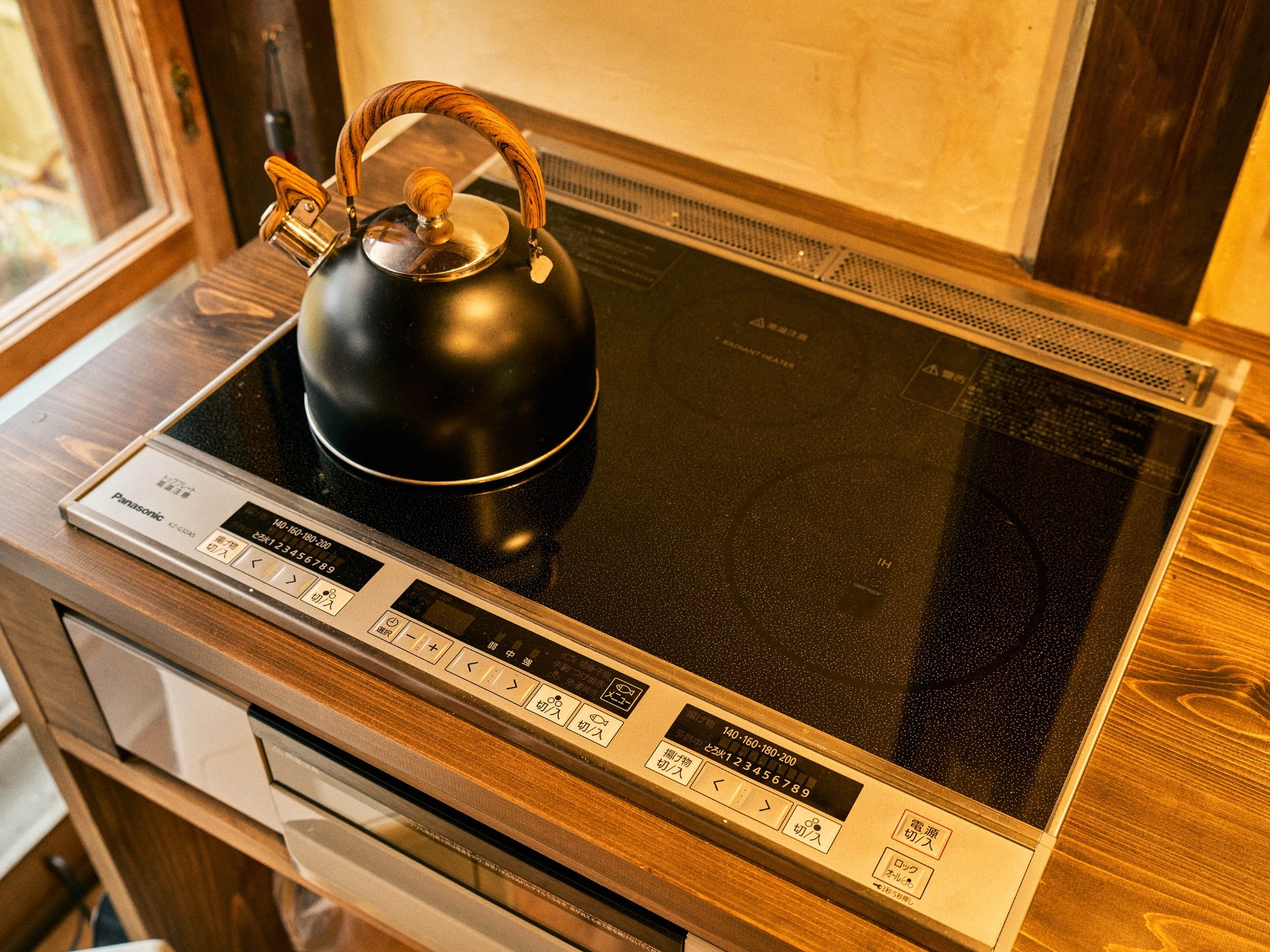 ・【キッチン備品】3口のIHクッキングヒーターを完備　グリルもあるので料理の選択肢が広がります