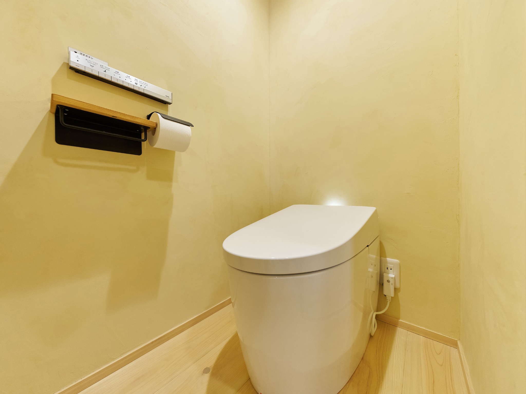 ・【トイレ】嬉しい温水洗浄機能付き　快適にお使いいただけます