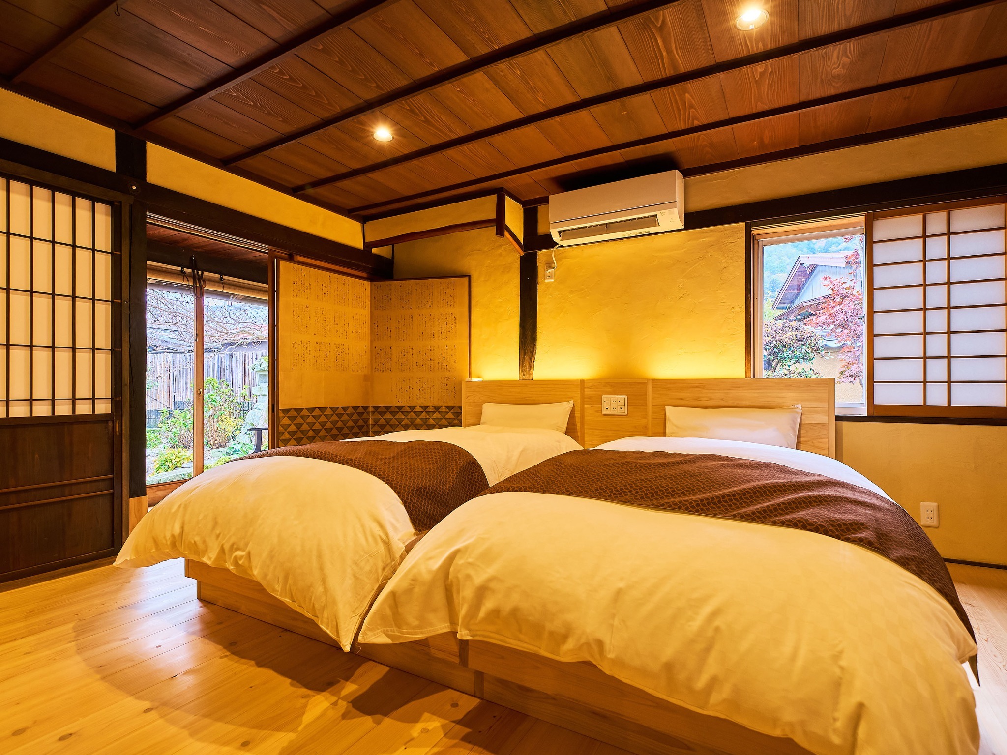 ・【主寝室】シングルベッドを2台ご用意　エアコン・枕元コンセントもあり快適にご滞在いただけます
