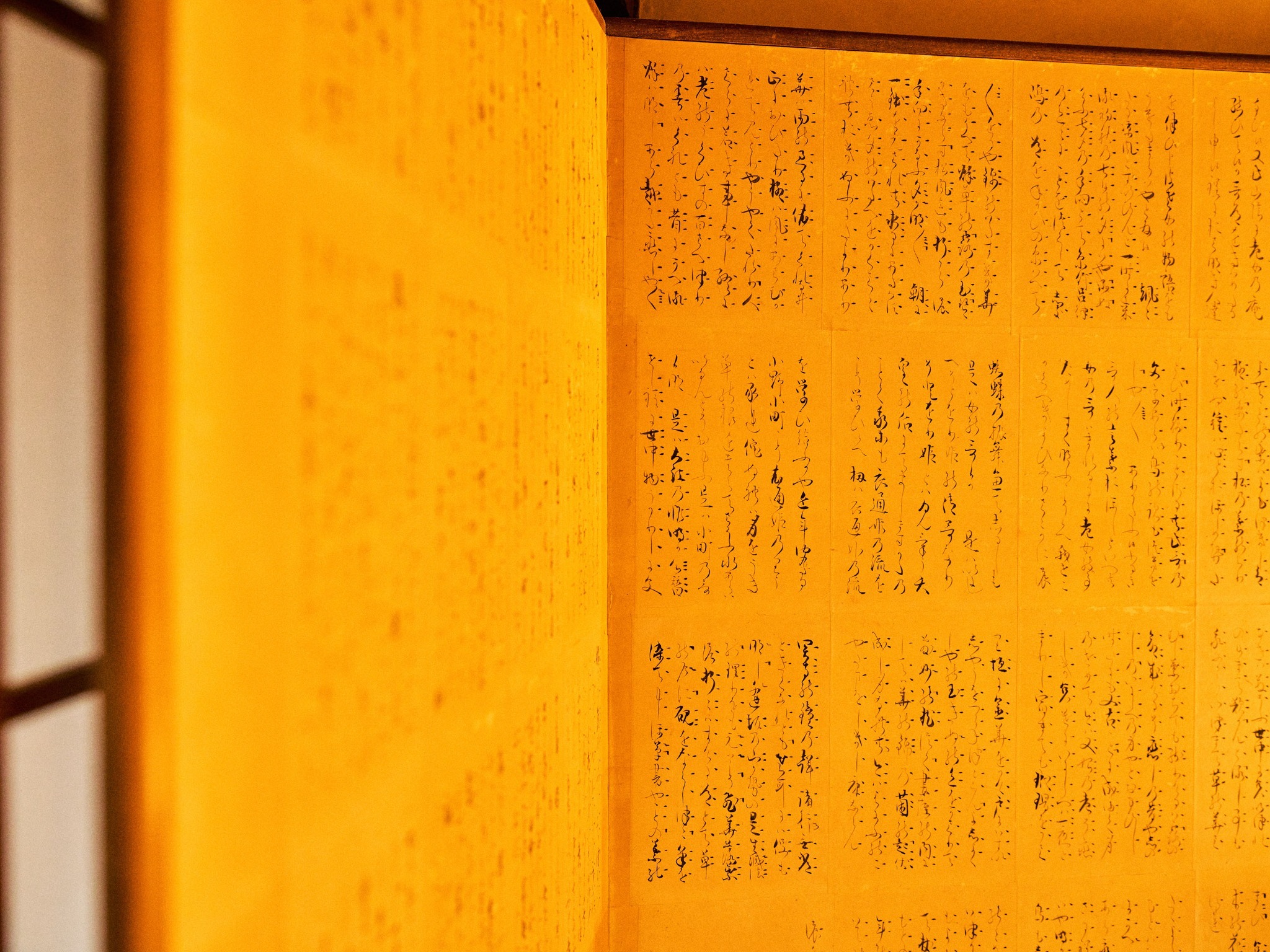 ・【主寝室】モダンな寝室にピッタリなインテリア　やわらかな灯りに照らされる昔ながらの文字