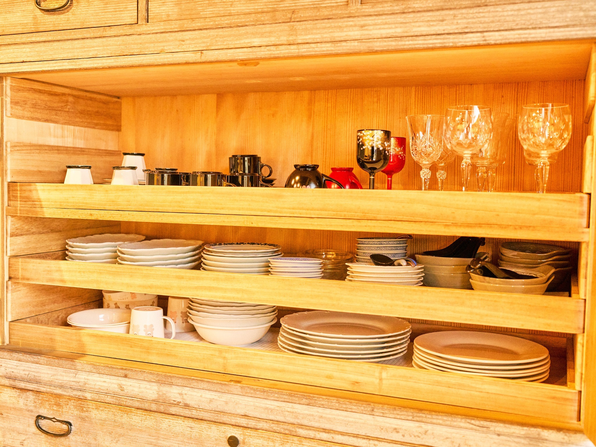 ・【食器類】コーヒーカップや大皿小皿など様々な食器をご用意　寛ぎの一瞬を暖かに彩ります