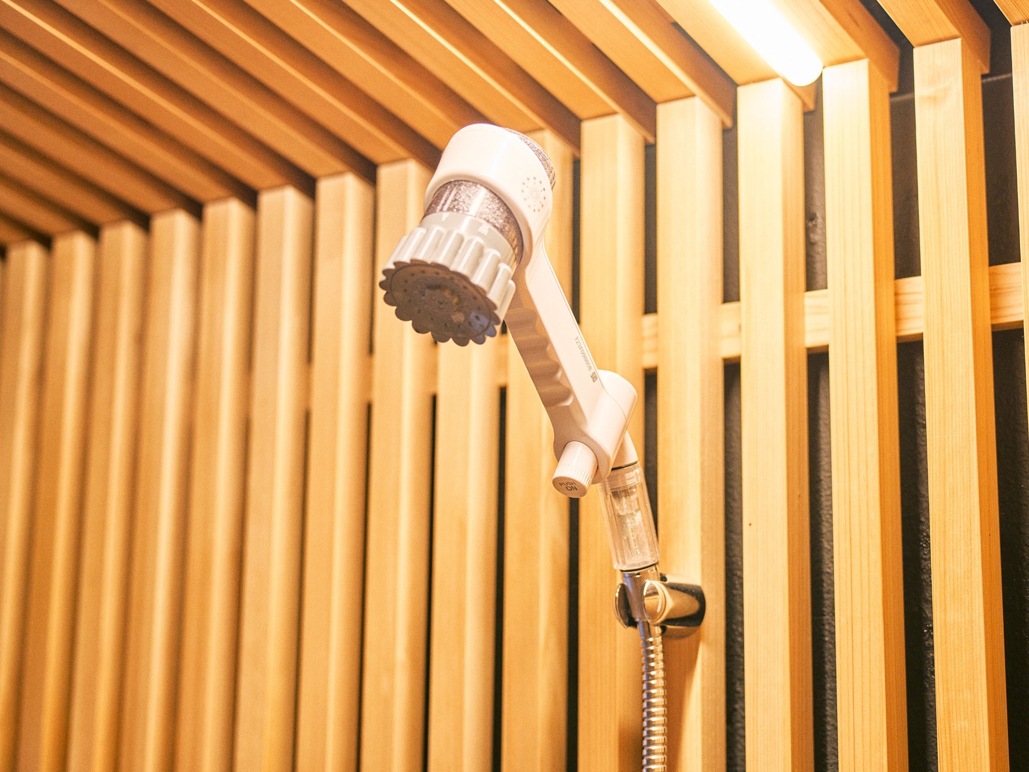 ・【バスルーム備品】様々な水流が可能なシャワーヘッドをご用意　隅々まで綺麗に洗い流せます