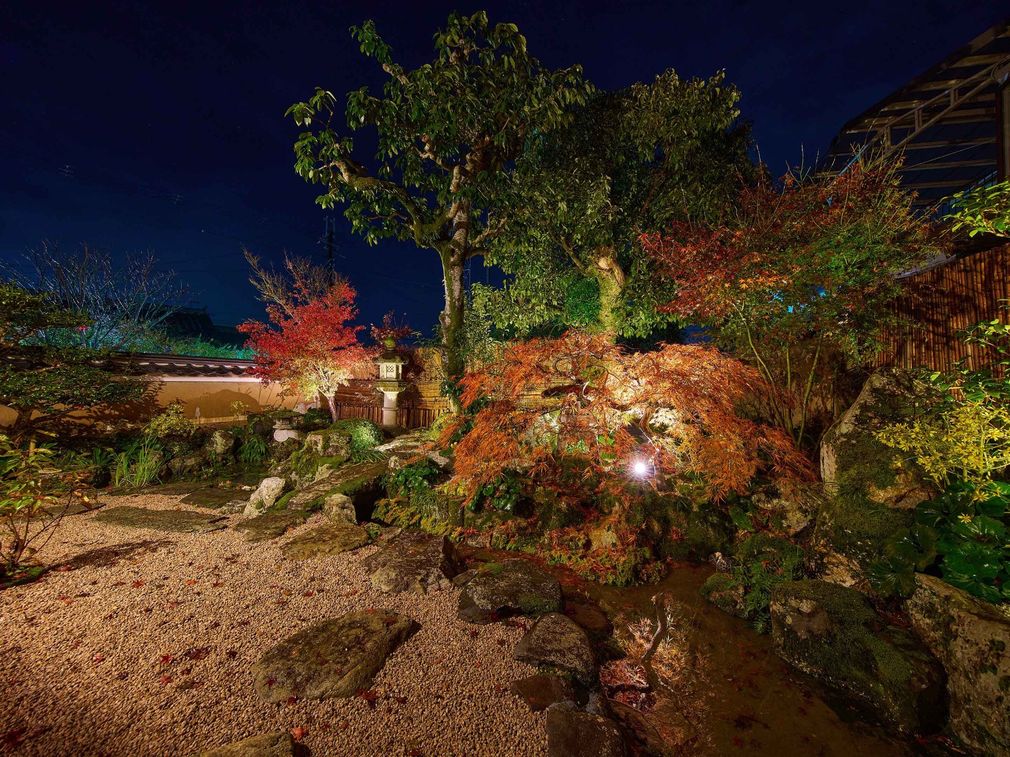 ・【庭園】凛とした和の庭園を眺めてゆったりと流れる時間を慈しむ　守り継がれてきた美意識が息づく場所