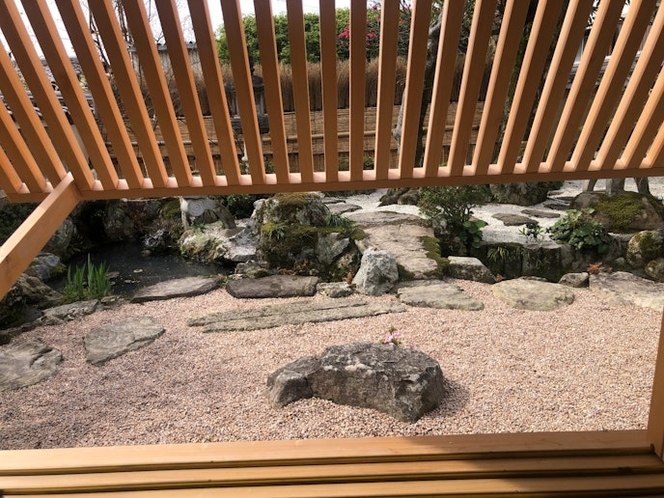 お風呂からの眺め（真ん中の石の向こう側に小さな桜が見えます）