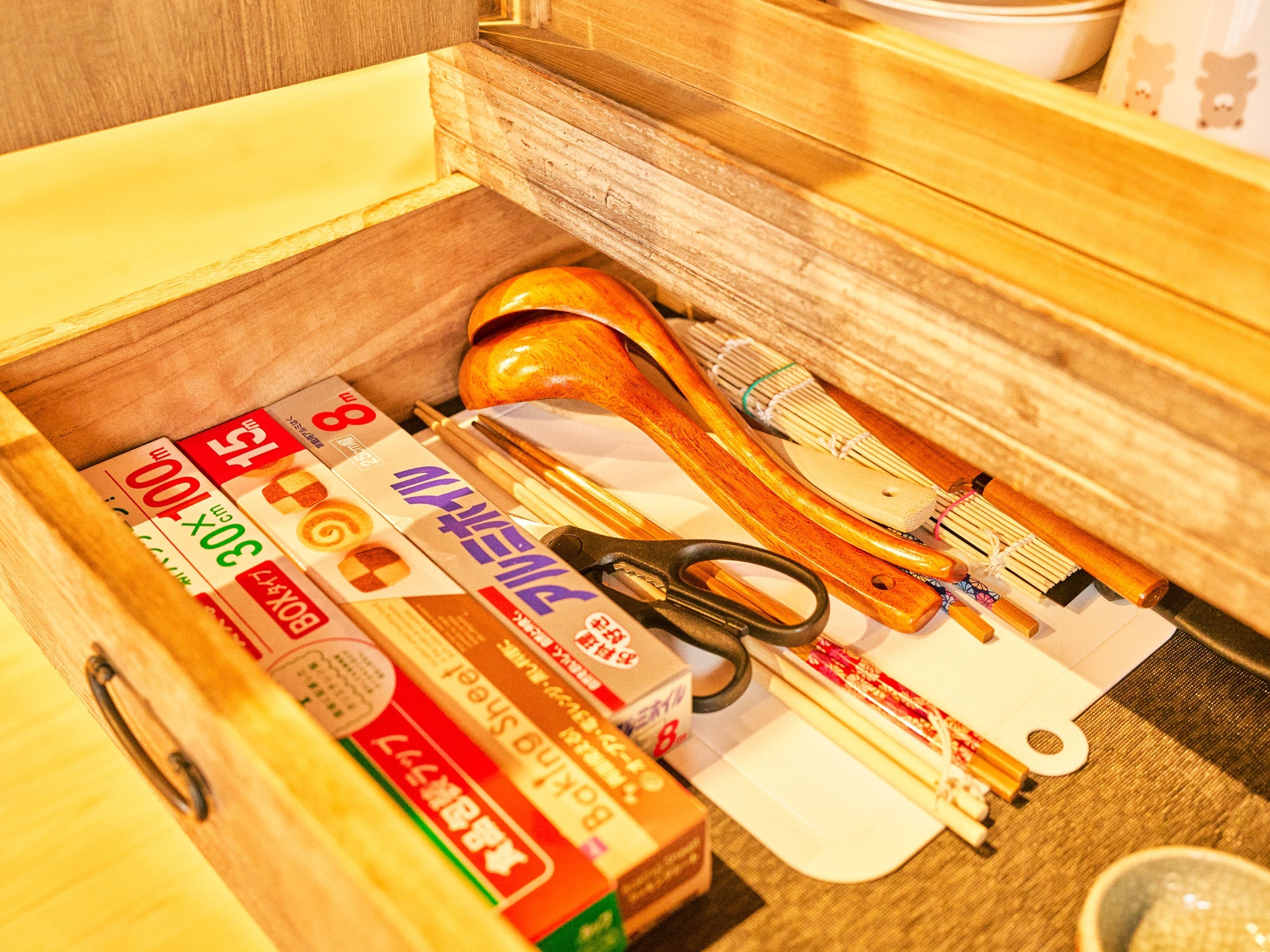 ・【キッチン備品類】使い勝手のいいキッチンバサミ、菜箸等をご用意　楽しくお料理ができます