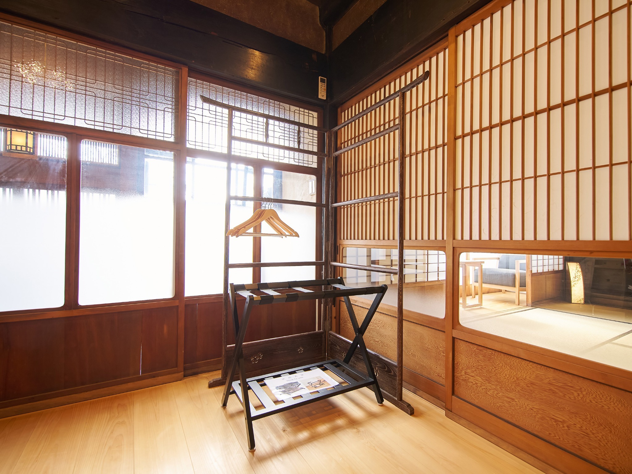 ・【ハンガーラック・荷物置き】歴史を感じられる衣紋掛け　荷物はこちらに置いてお寛ぎください