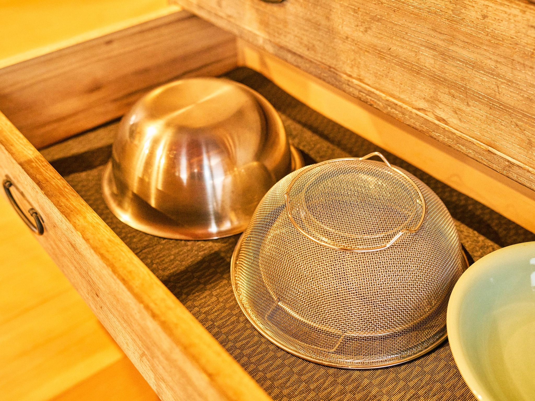 ・【料理器具】ボウル・ざるなどの調理器具もご用意。簡単な調理もお楽しみいただけます