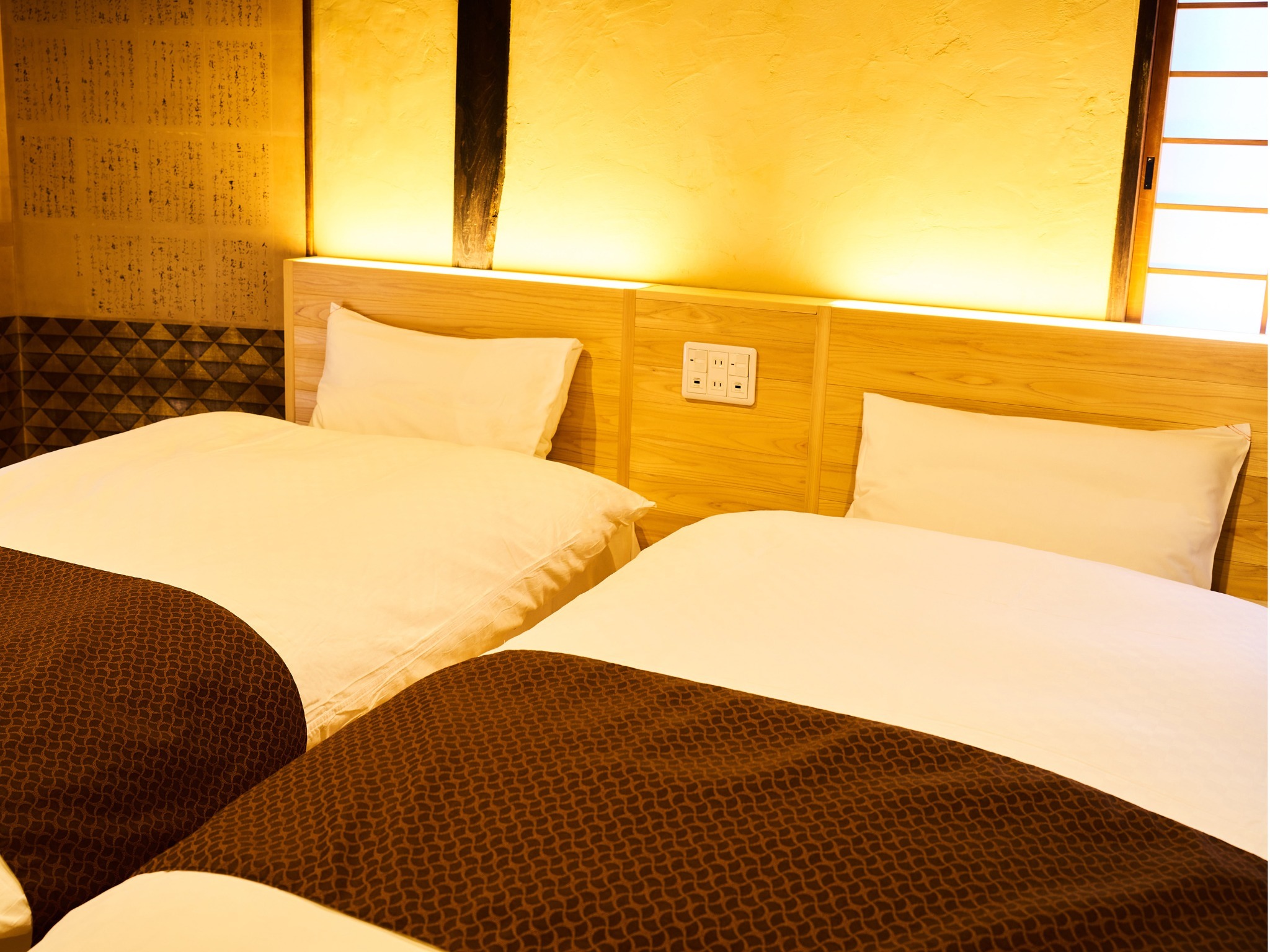 ・【主寝室】ベッドの枕元にはUSBコンセントもご用意しております　電子機器の充電も安心です