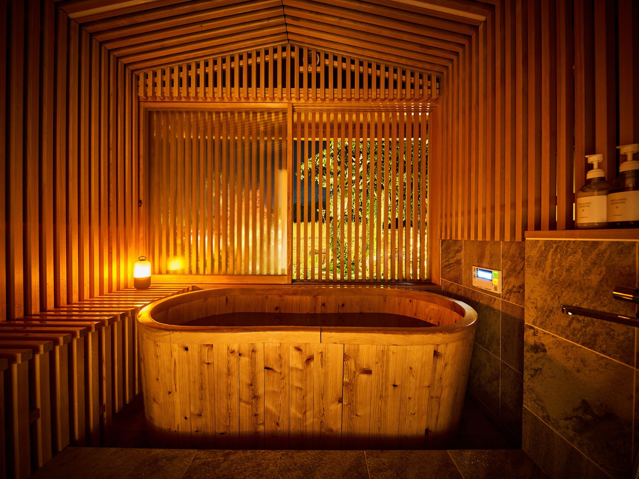 ・【お風呂】落ち着いた雰囲気で身体も気分もサッパリ　贅沢なバスタイムをお過ごしください