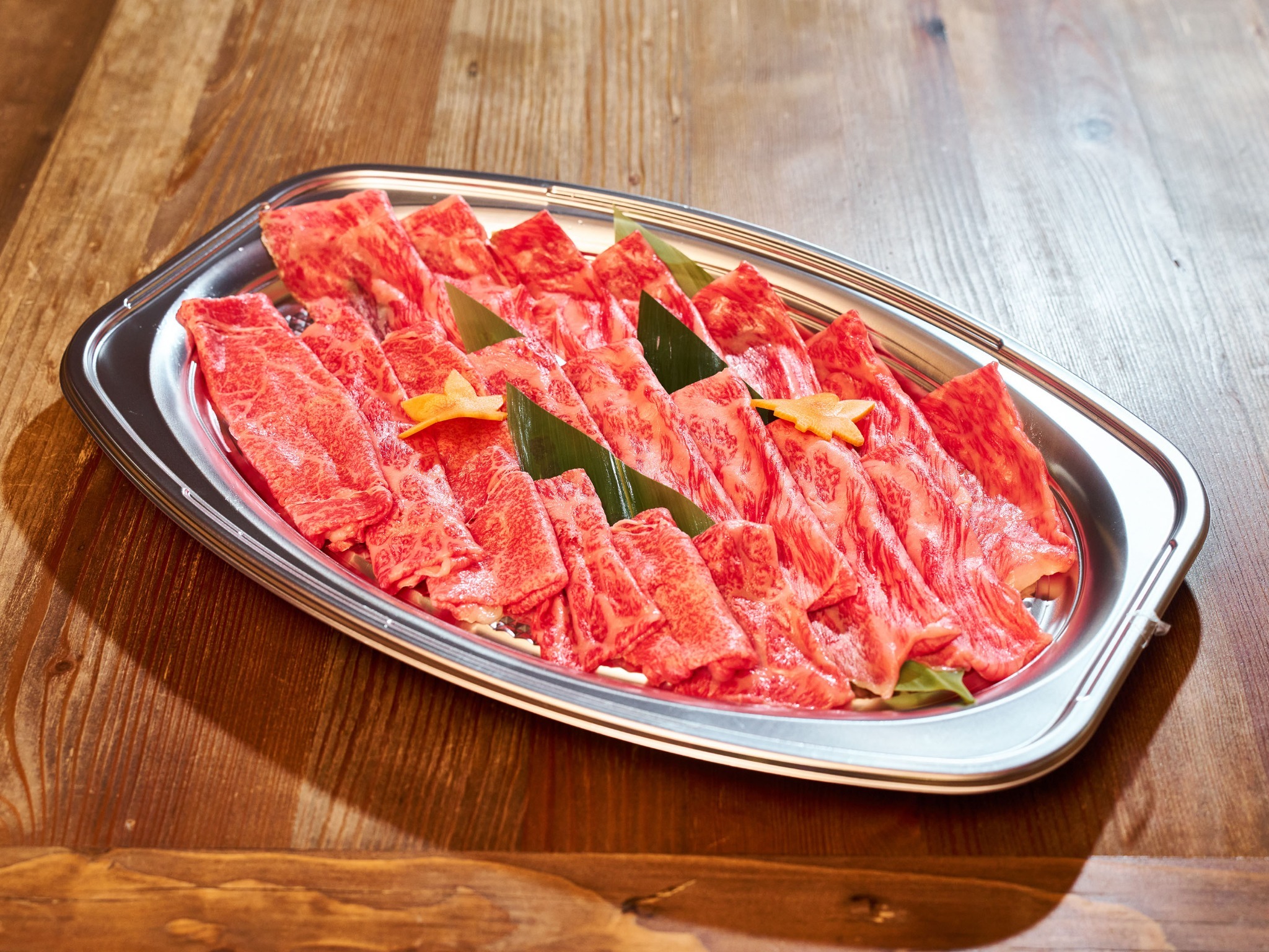 ・【黒毛和牛】美しい霜降り、とろけるような柔らかさ　しゃぶしゃぶ鍋で是非お召し上がりください