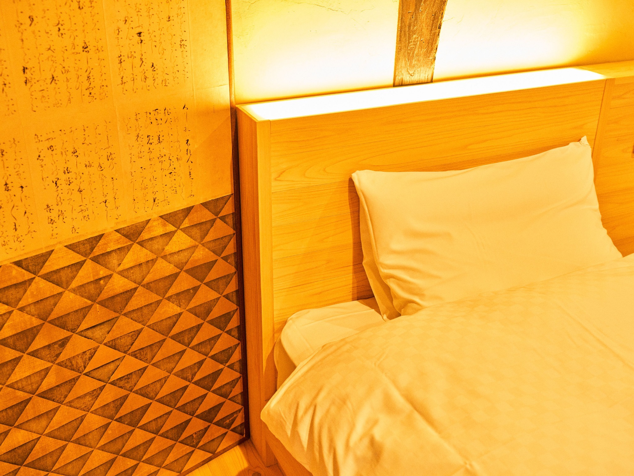 ・【主寝室】枕元にはあたたかみのある照明　歴史を感じるインテリアを優しく照らします