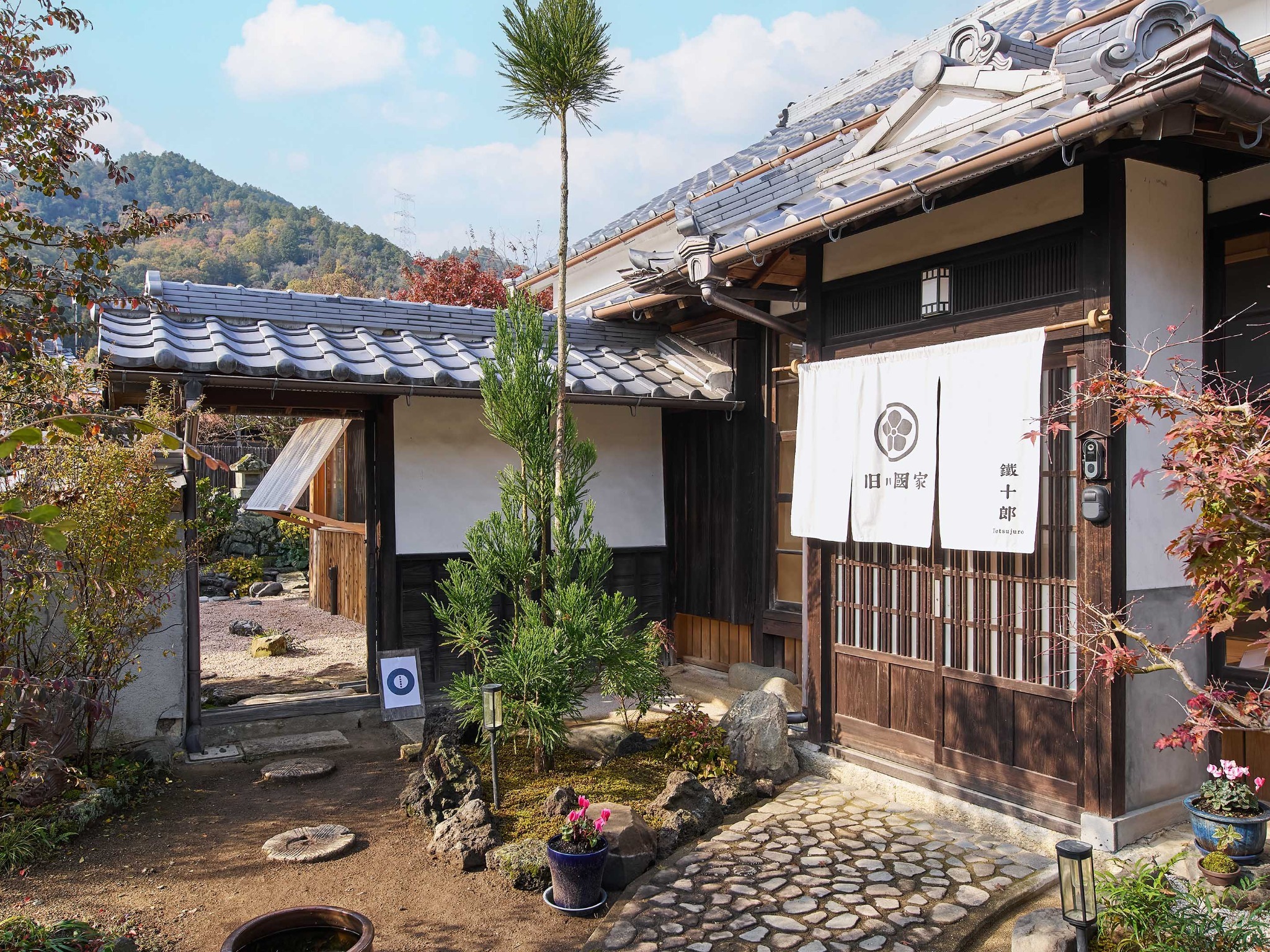 ・【玄関】左側から宿泊者限定のお庭に入れます　荷物を置いてからゆっくりお楽しみください