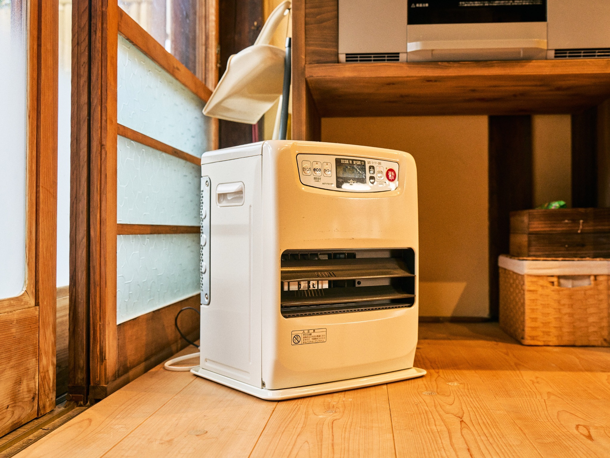 ・【設備】寒い時期でも安心のストーブをご用意　足元はもちろんお部屋も暖めてくれます