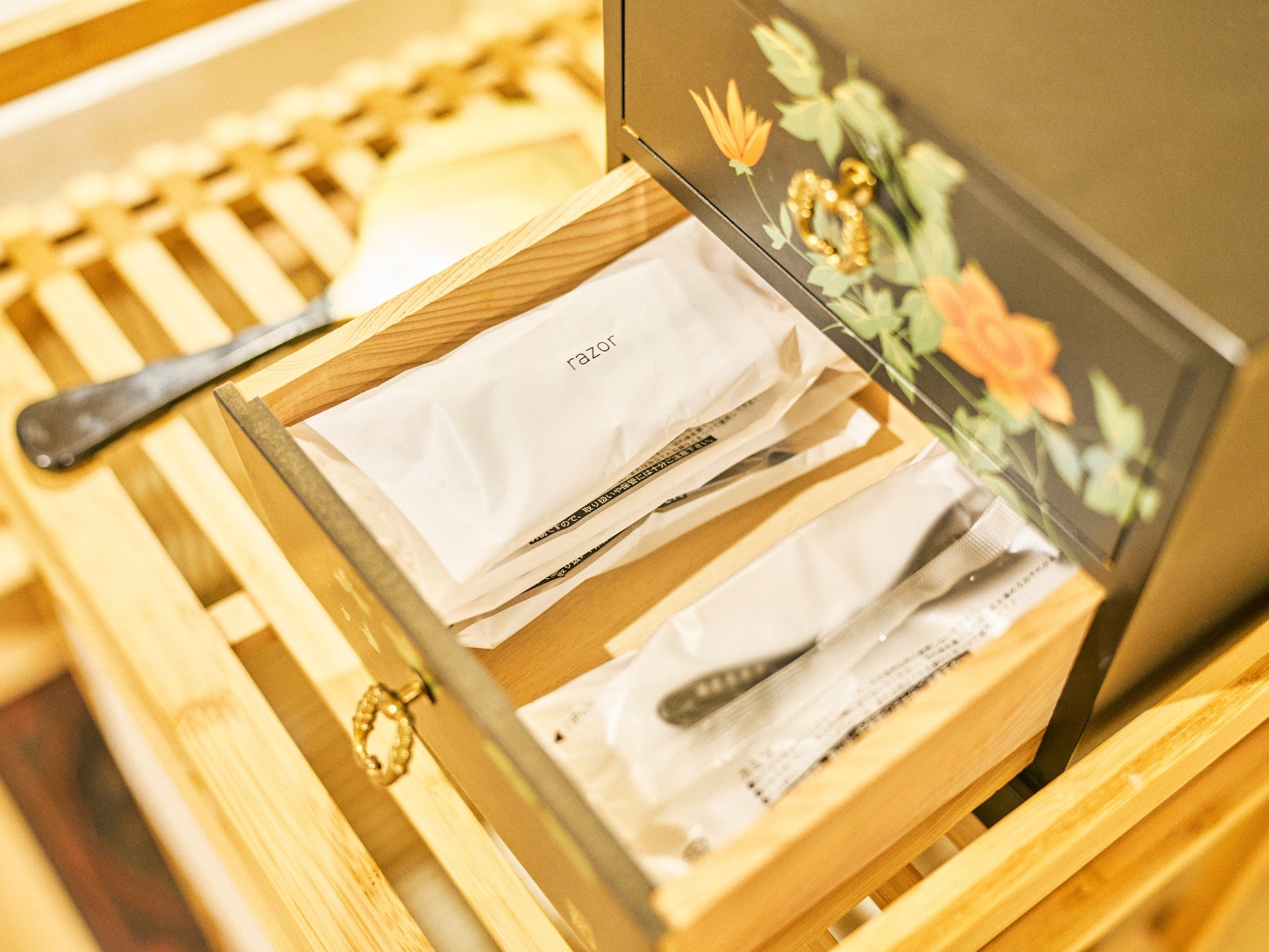 ・【アメニティ】カミソリもこちらにございます　身だしなみを整えるのにピッタリ
