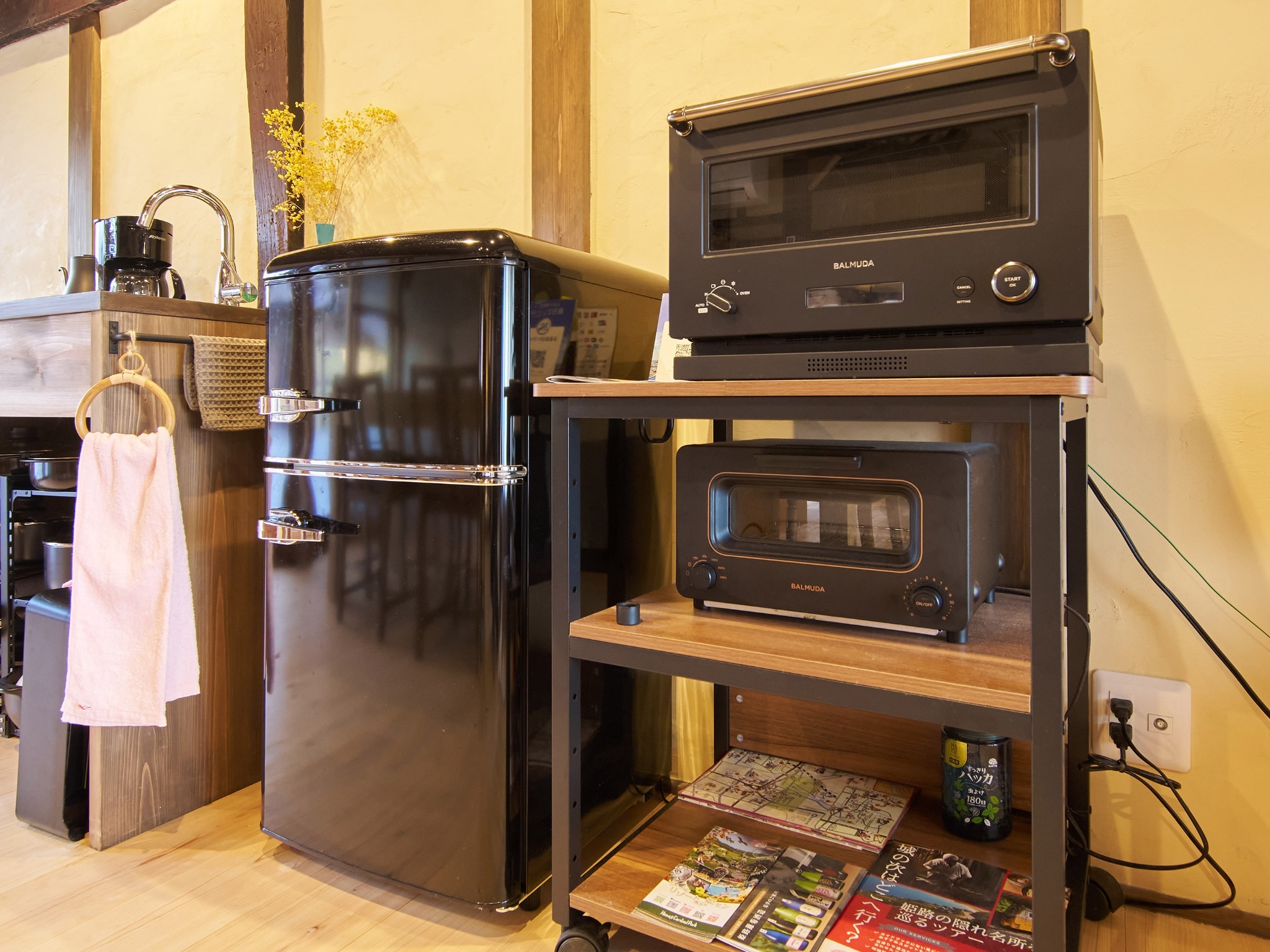 ・【キッチン備品】コンパクトな冷蔵庫、オーブンレンジ、トースターをご用意　ご自由にお使いください